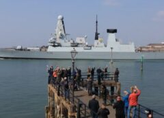 Monde : Le masque de la paix tombe : Que cherche le navire de guerre britannique au large de la Crimée ?